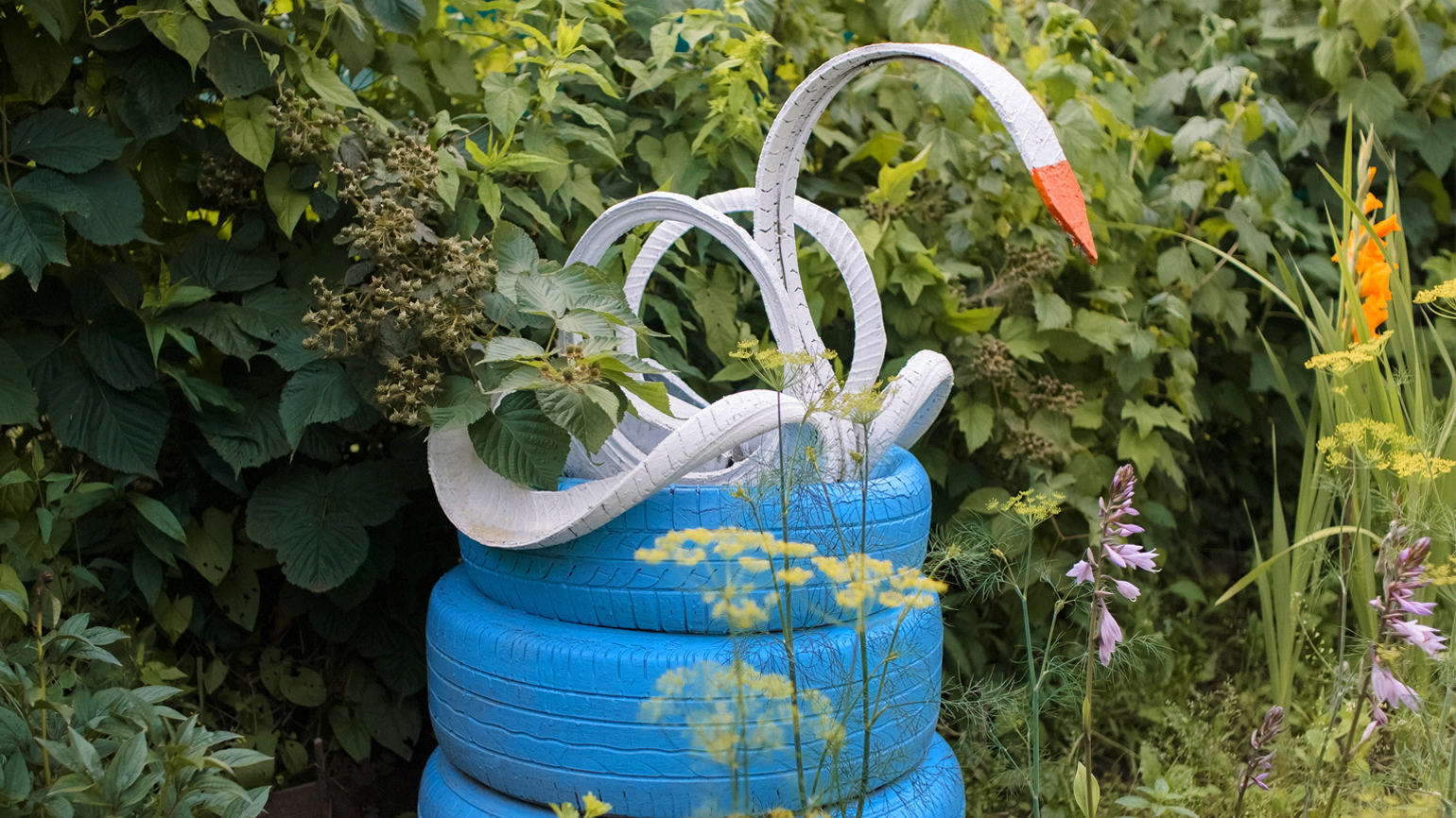 Типичный двор с лебедем